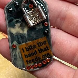 Dog tag resin necklace “I bite the hand that feeds me” lock